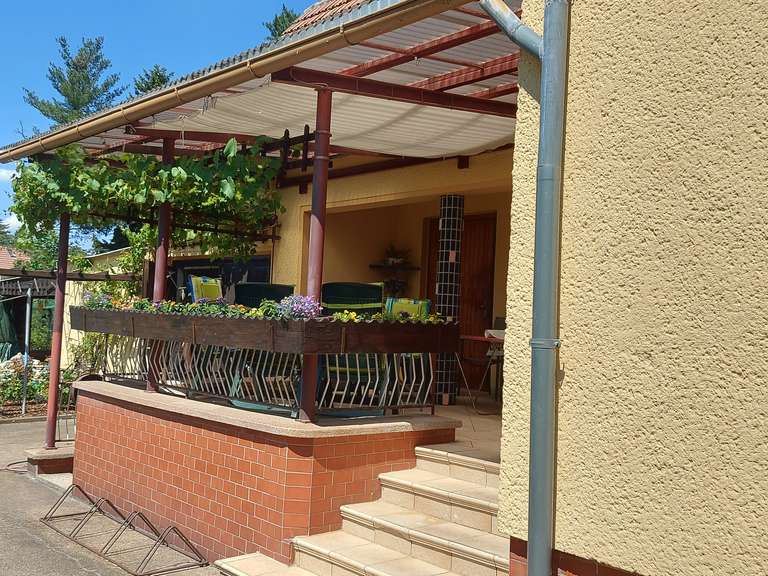 Eingangstreppe und überdachte Terrasse