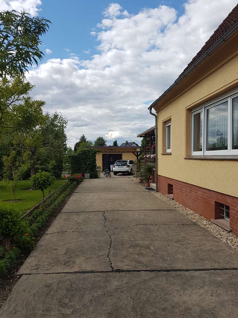 Die Hofeinfahrt mit Pkw-Stellplatz