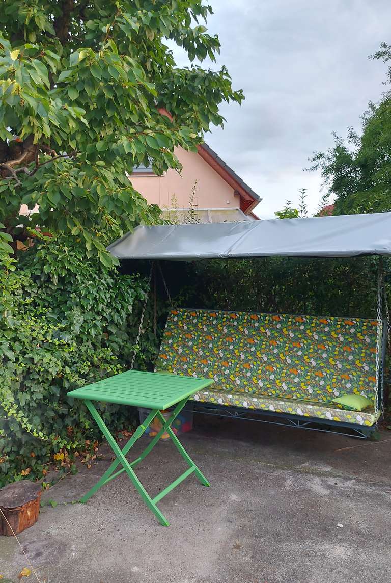 Sitzbank neben dem Pool