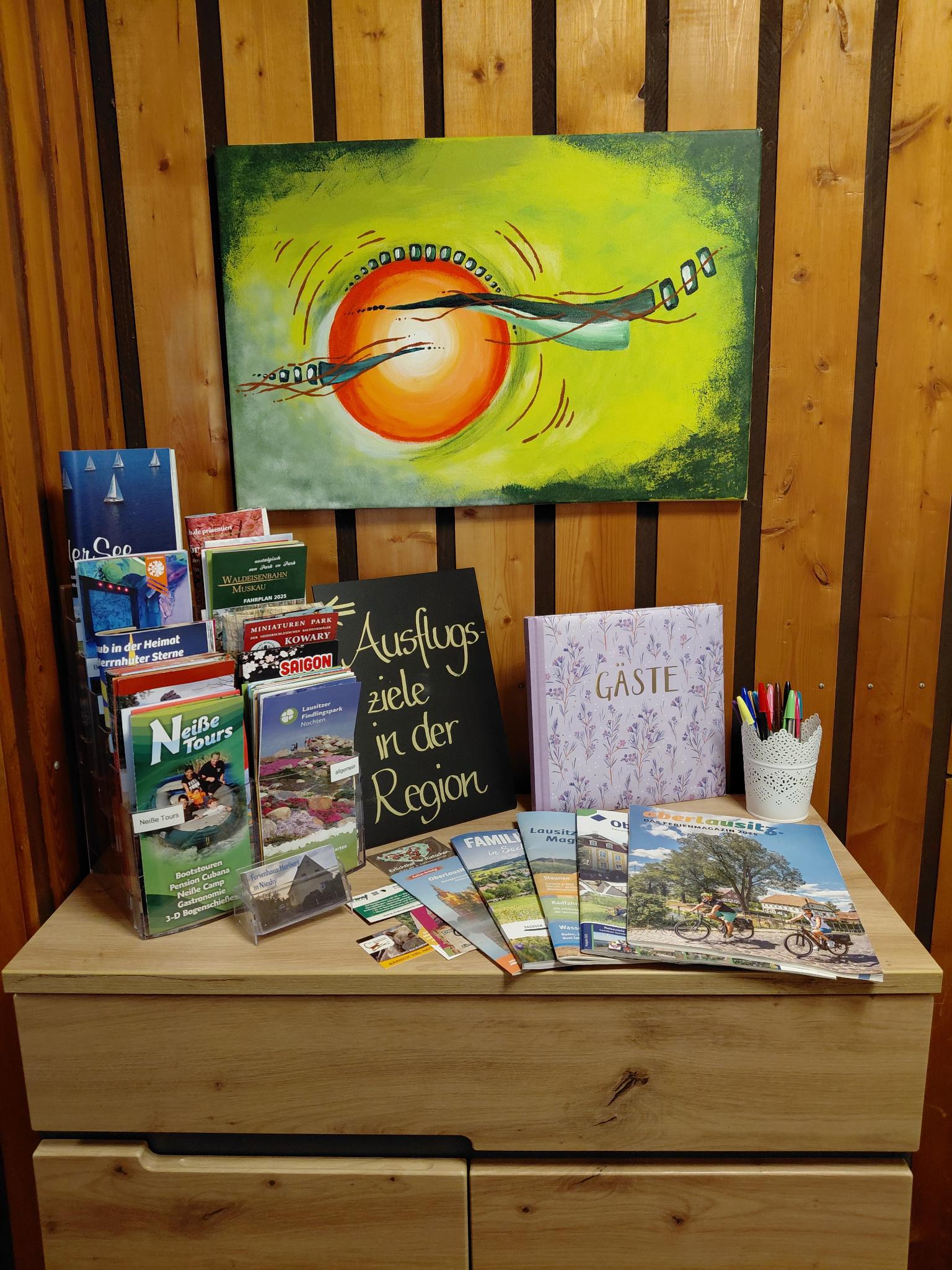 Eingangsbereich - Auslage von Flyern zu Ausflugszielen