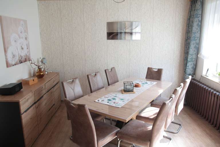 Blick vom Wohnzimmer ins Esszimmer